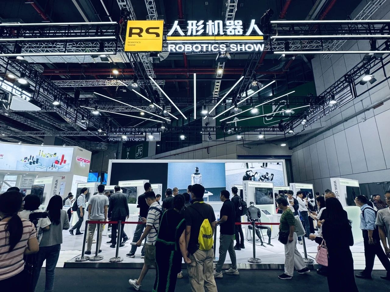 彩神vll来工博会机器人展邂逅人形机器人和大咖波尔(图12)