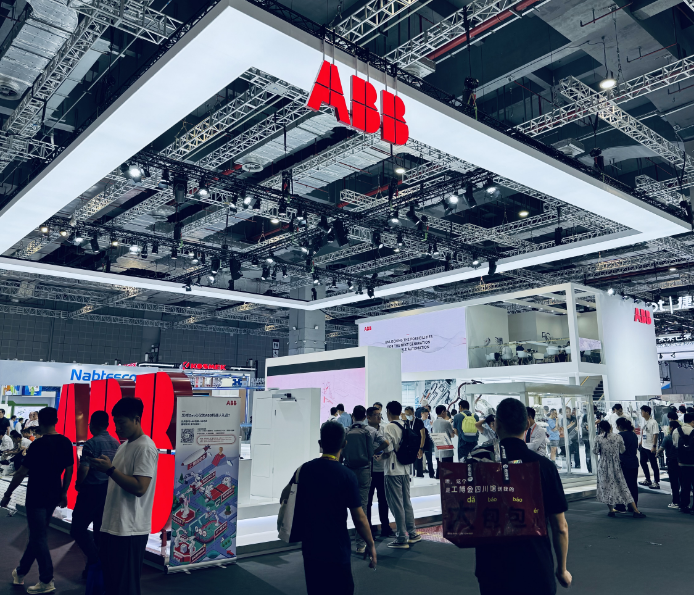 彩神vll来工博会机器人展邂逅人形机器人和大咖波尔(图2)