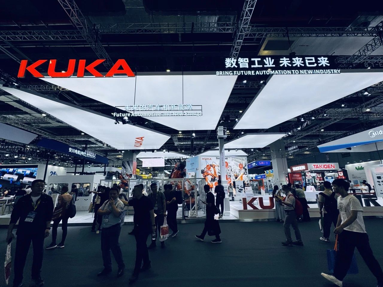 彩神vll来工博会机器人展邂逅人形机器人和大咖波尔(图4)