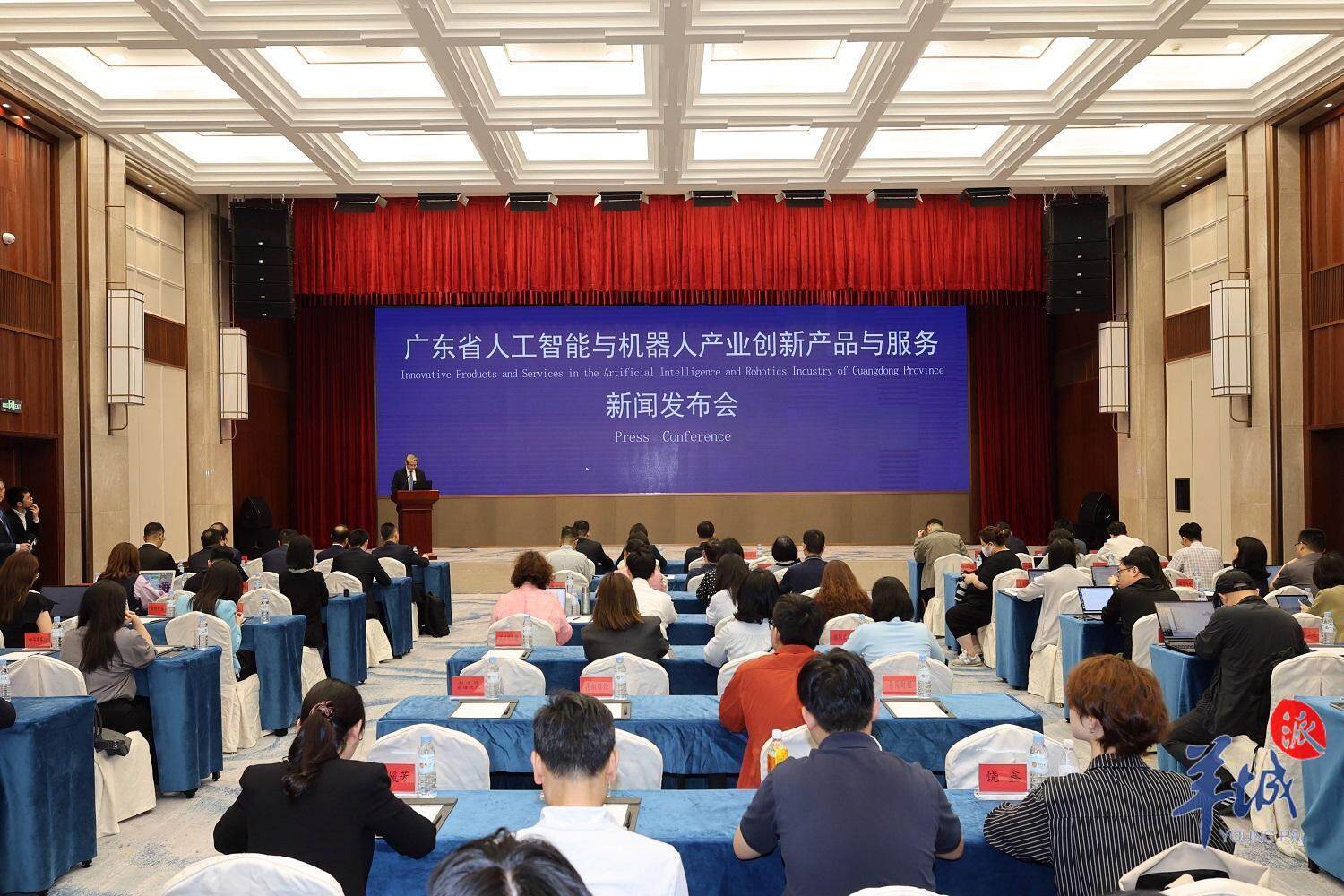 “粤字号彩神vll”机器人如何飞入千家万户？详解“大脑—五官—肢体”全产业链(图1)