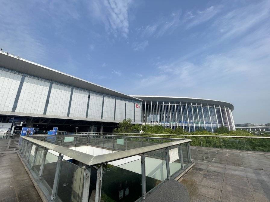 彩神vll数智驾驭：1198万起极狐新阿尔法S5上市发布