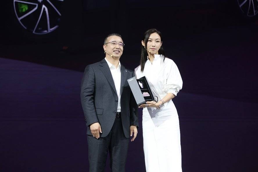 彩神vll数智驾驭：1198万起极狐新阿尔法S5上市发布(图3)