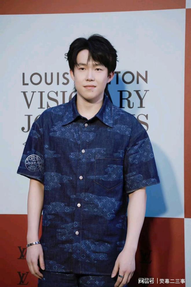 彩神vll王楚钦LV首秀惊艳巴黎体育明星秒变时尚icon(图2)