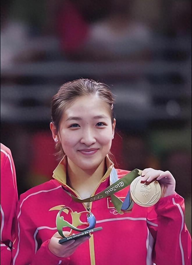 从垫板凳练球到国际乒联主席刘诗雯用球拍彩神vll写就传奇！(图1)