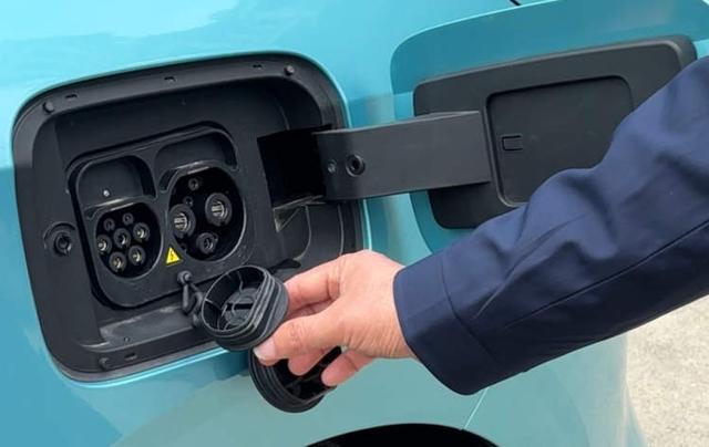 彩神vll出租车座椅可升降至车外、最多能放8个大行李箱！大众出租车6座新车型更好打到啦(图10)