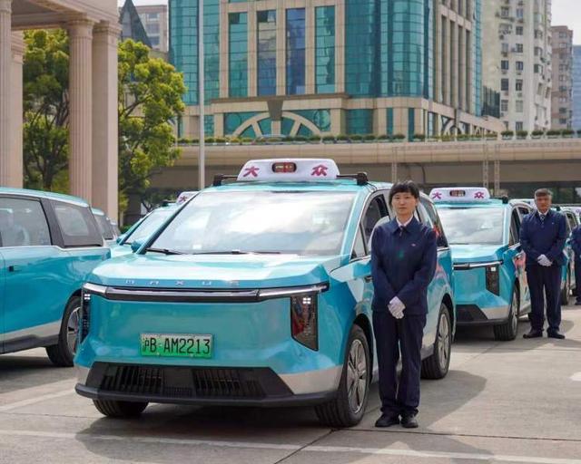 彩神vll出租车座椅可升降至车外、最多能放8个大行李箱！大众出租车6座新车型更好打到啦(图12)