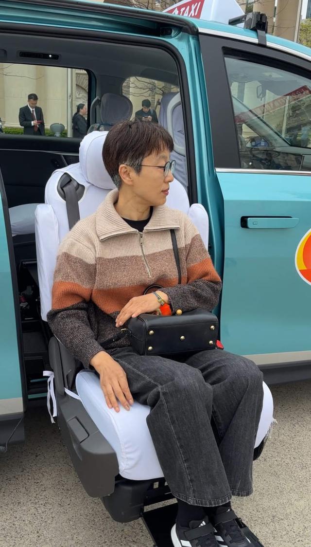 彩神vll出租车座椅可升降至车外、最多能放8个大行李箱！大众出租车6座新车型更好打到啦(图4)