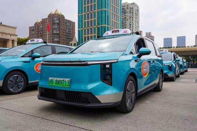 彩神vll出租车座椅可升降至车外、最多能放8个大行李箱！大众出租车6座新车型更好打到啦(图2)