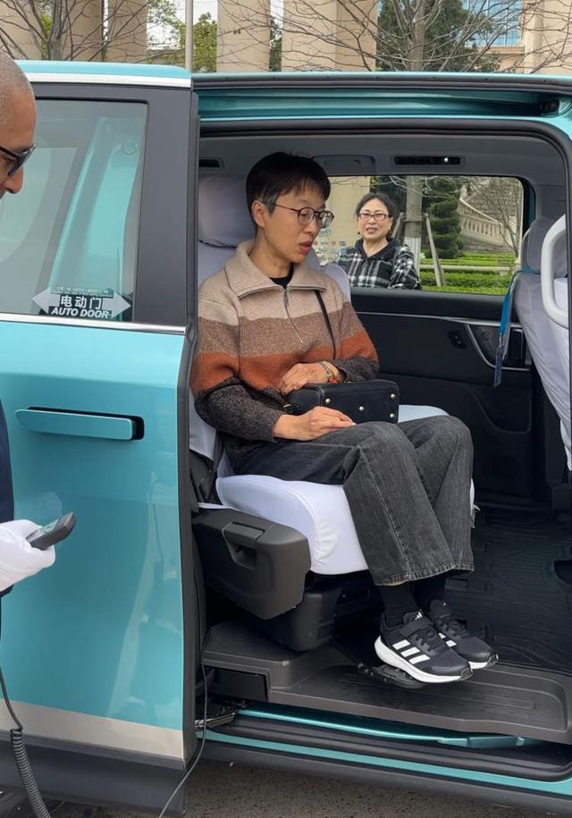 彩神vll出租车座椅可升降至车外、最多能放8个大行李箱！大众出租车6座新车型更好打到啦(图5)