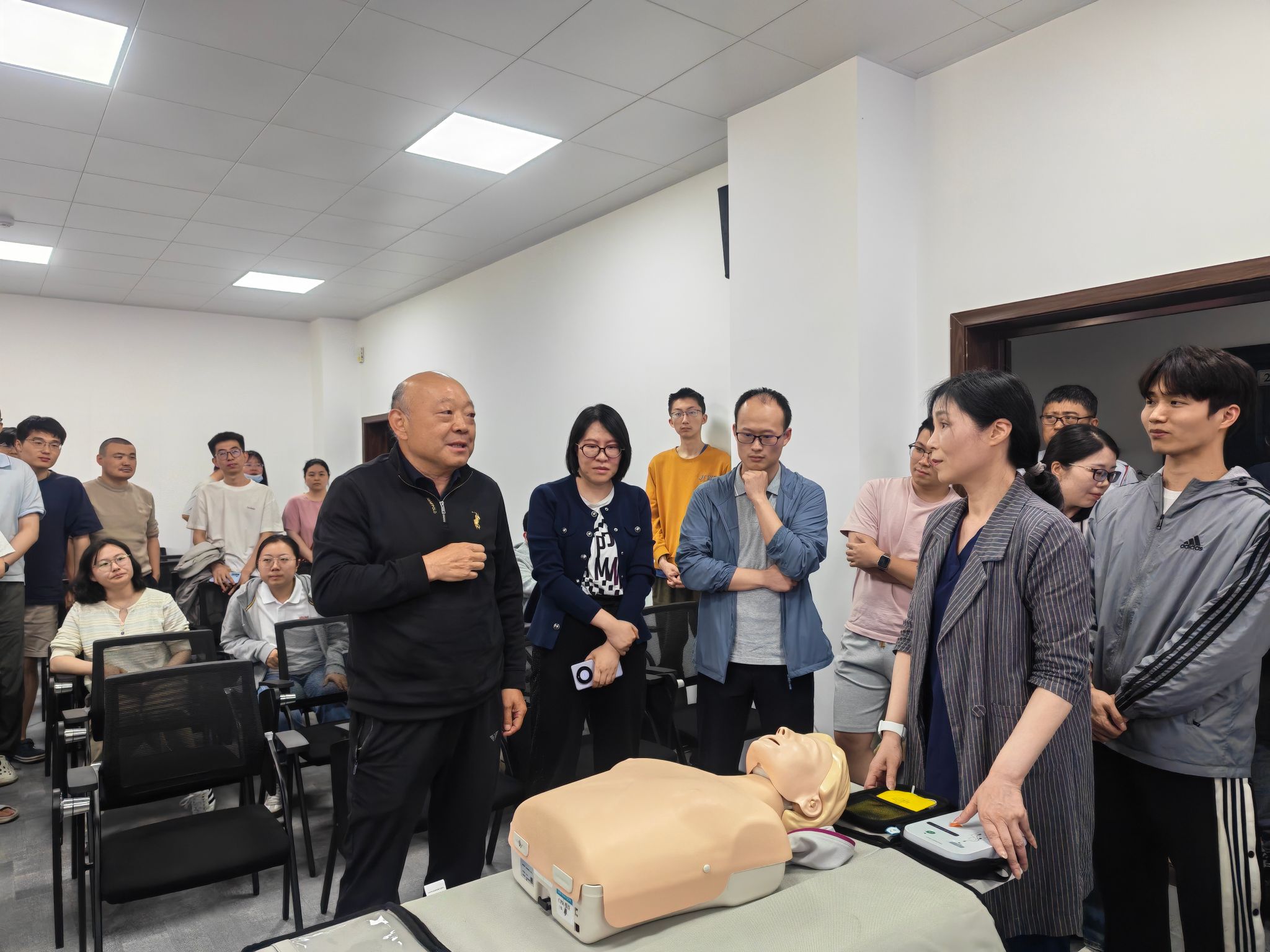 工程科学学院举办“守护师生‘心’健康”科普讲座与急救技能实训彩神vll(图2)