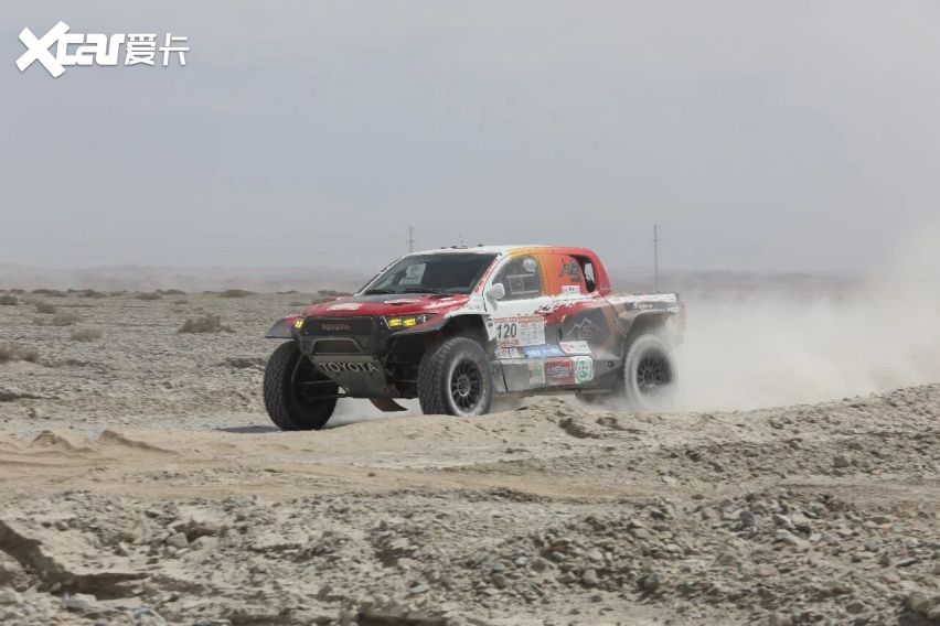 穿越艾丁湖戈壁！2026爱跑·中国环塔国际拉力赛SS3鏖战最长赛段彩神vll(图4)